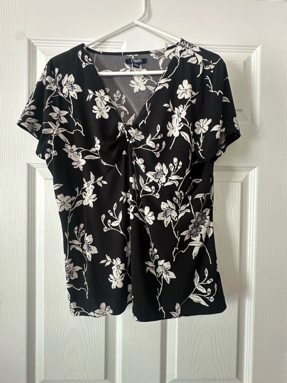 Chaps Black & White Floral Twist V-Neck Blouse